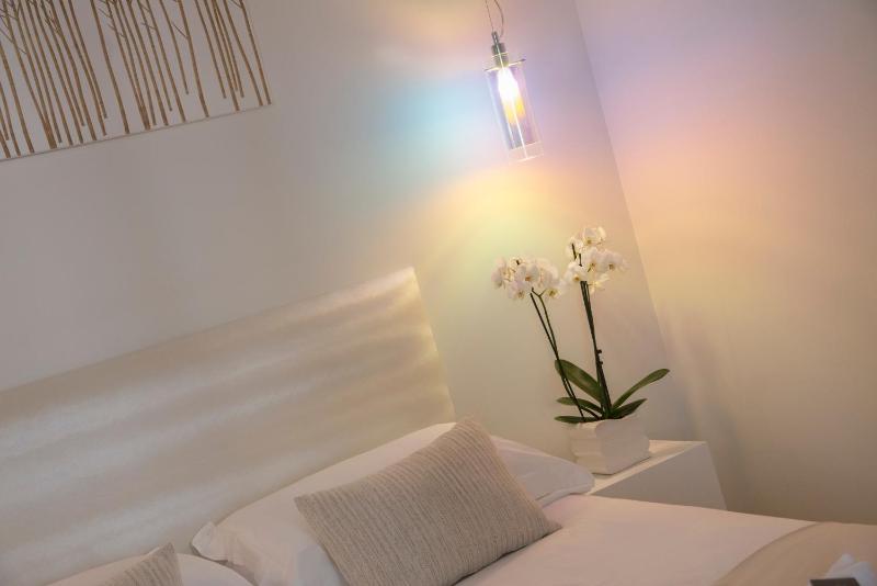 Deluxe Two-Bedroom Apartment image 3