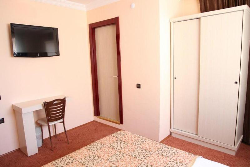 Standard Triple Room image 2