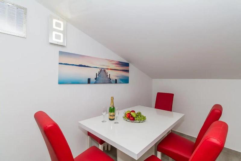Three-Bedroom Apartment with Terrace and Sea View image 3