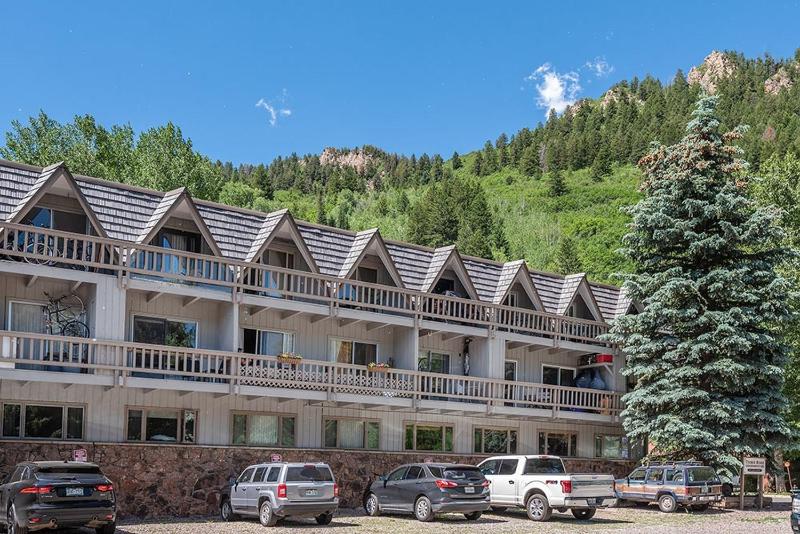 Modern Aspen Condo Private Deck with Koch Park Views - 2E - image 13