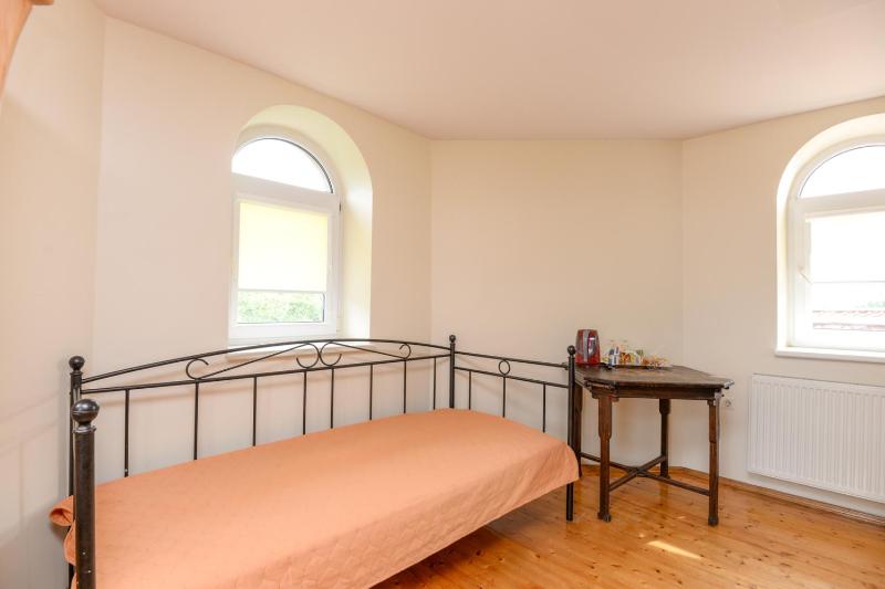 Red Tower Apartments - image 2