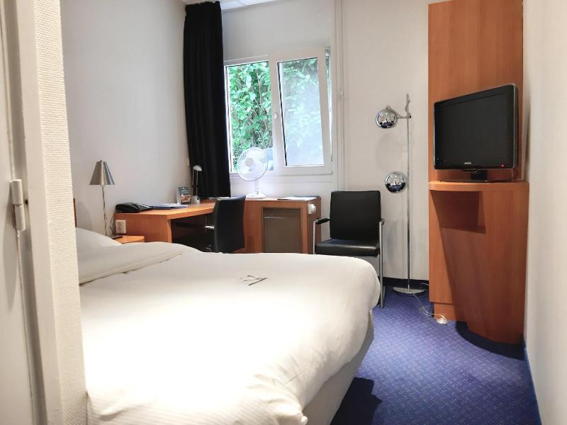 Small Double Room image 1