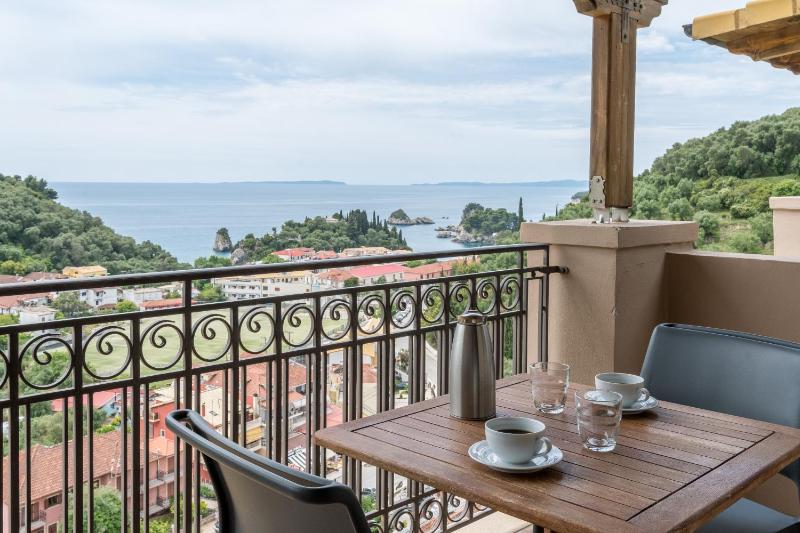 Deluxe Double Room with Sea View image 4