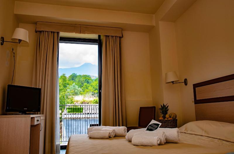 Triple Room with Mountain View image 2