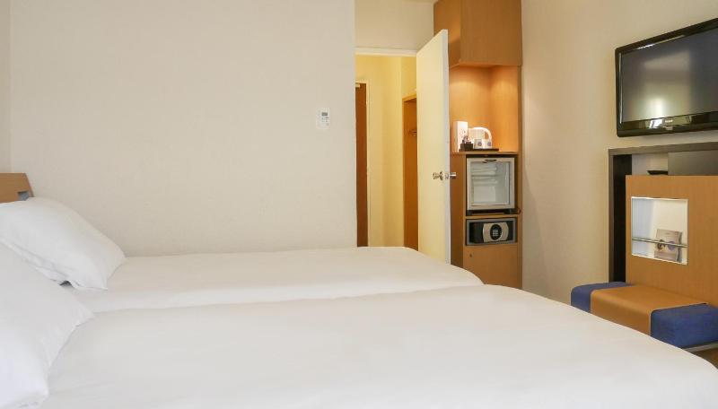 Twin Room with Sofa Bed image 2