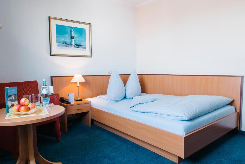 Small Double Room image 4