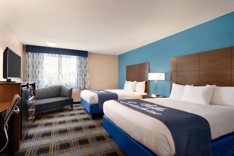 Queen Room with Two Queen Beds - Non-Smoking image 2