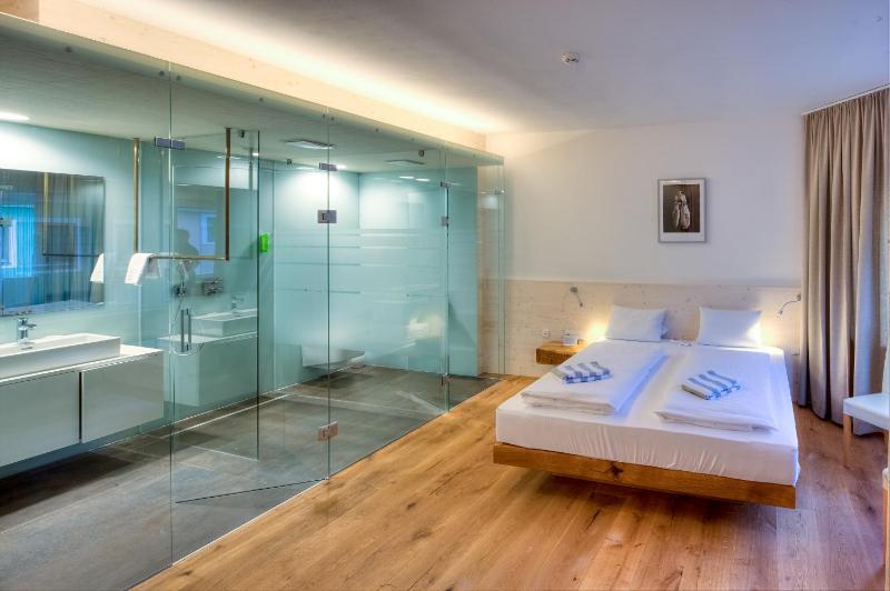 Double Room image 3