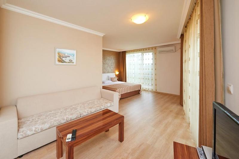 Deluxe Studio with Garden View image 4
