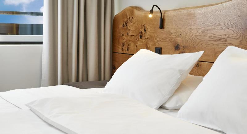 Deluxe Double Room with Balcony image 2