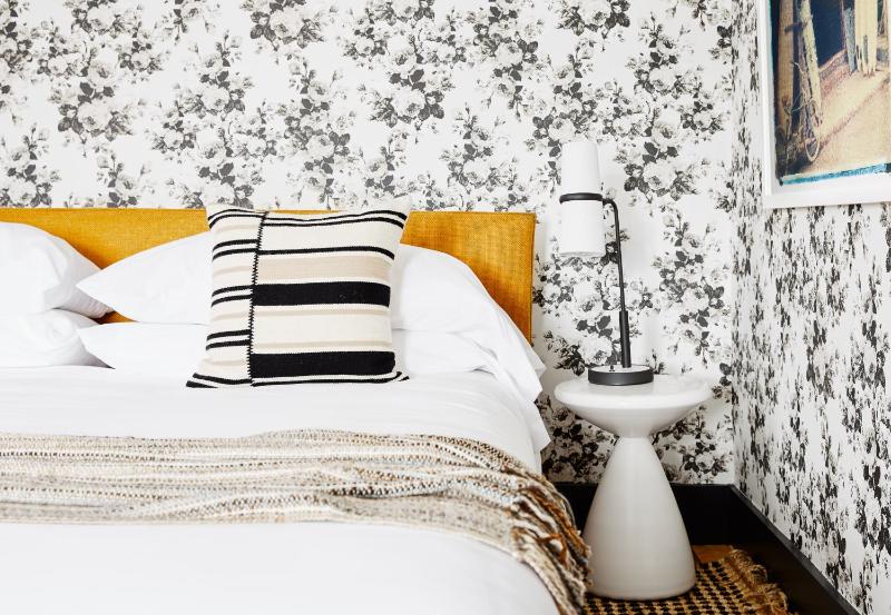 Deluxe King Room image 4