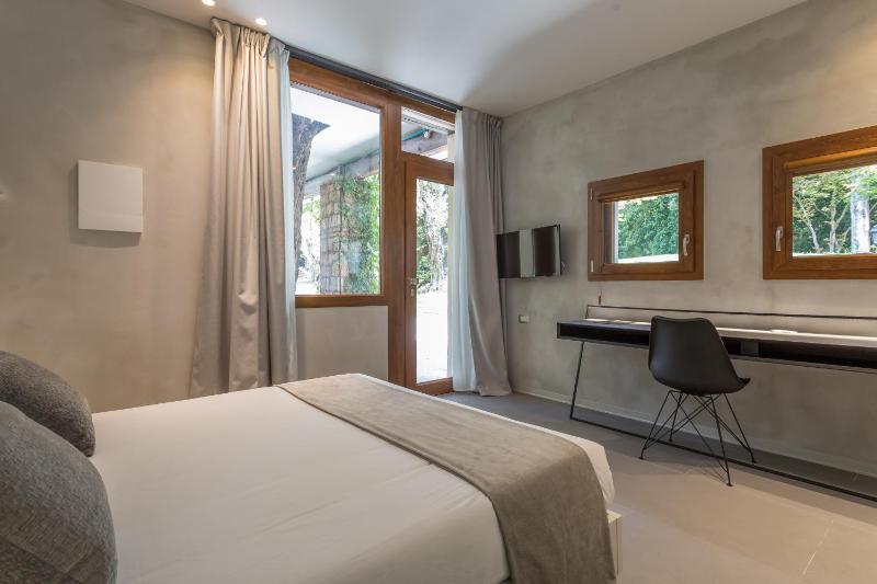 Double Room with Garden View image 3