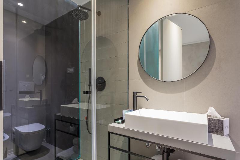 Double or Twin Room with Garden View image 3