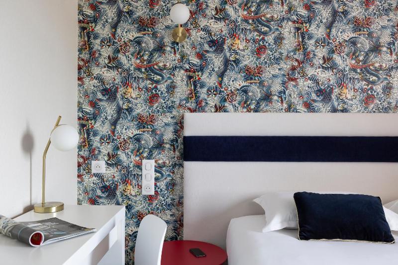 Deluxe Room image 3