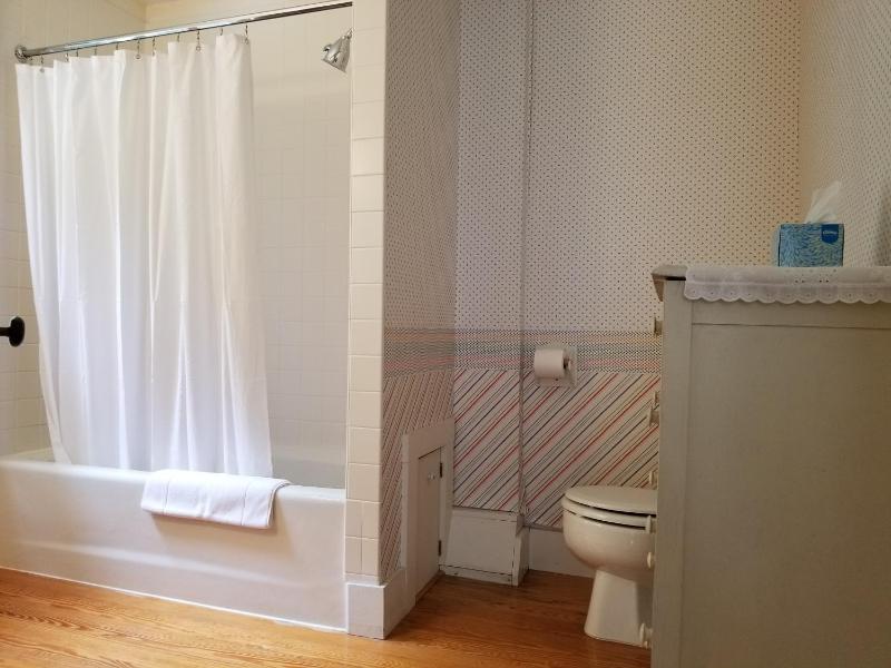 Deluxe Queen Room image 2