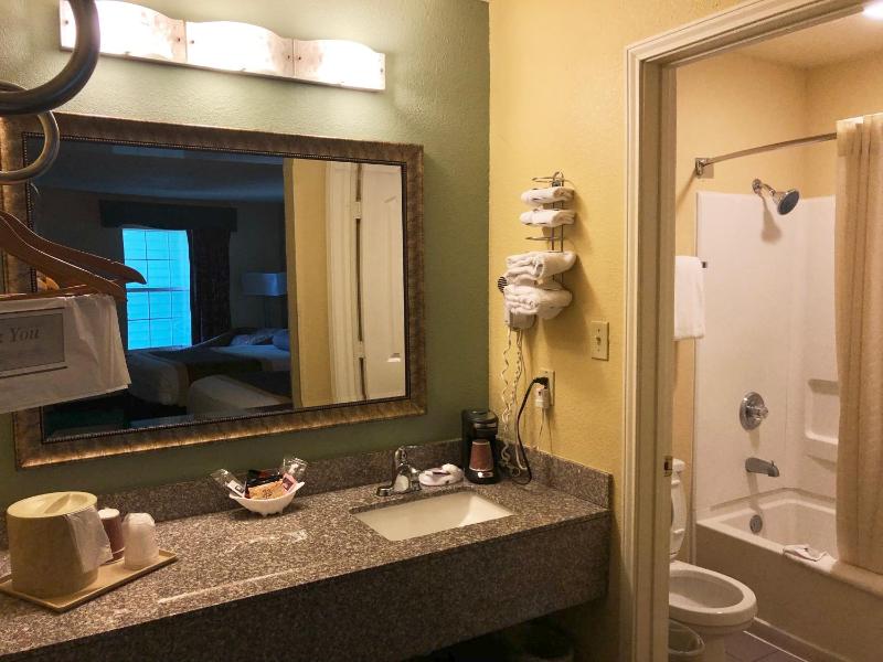 Queen Room with Two Queen Beds-Non Smoking  image 1