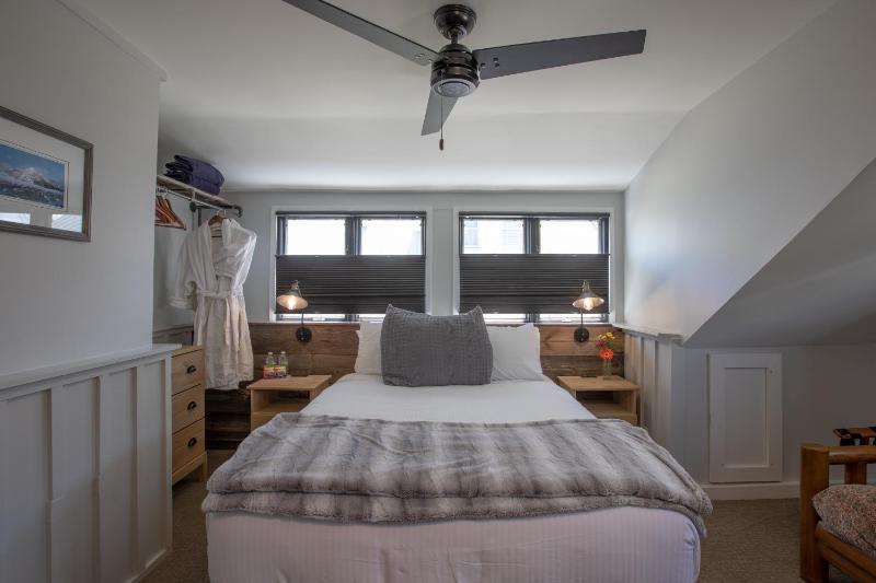 Queen Room with Balcony image 2