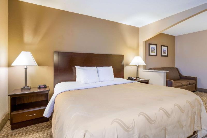 King Suite - Non-Smoking image 3