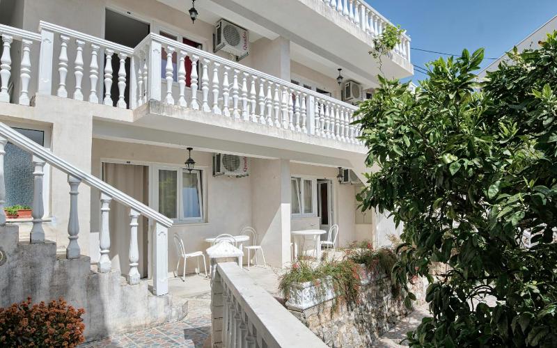 Apartment with Garden View image 1