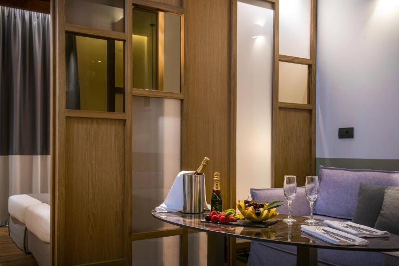 Suite with Balcony image 2