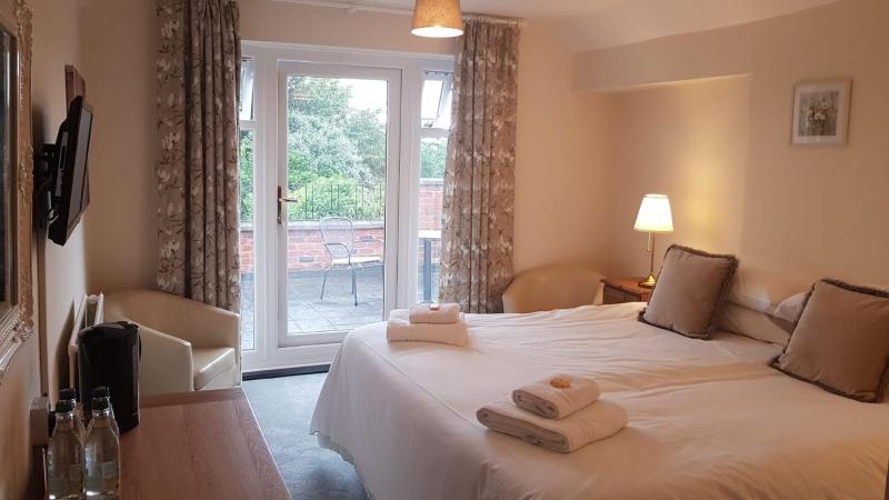 Double Room image 3