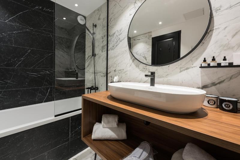 Double Room with bath and Valley View image 3