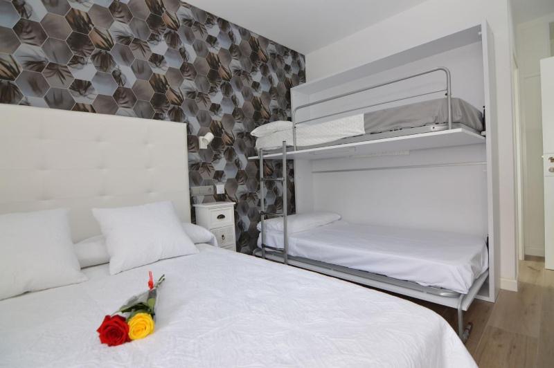 Triple Room with Balcony image 4