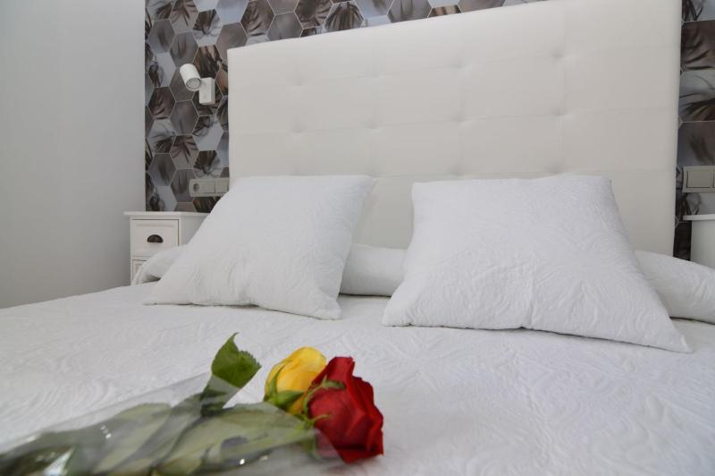Queen Room with Balcony image 4