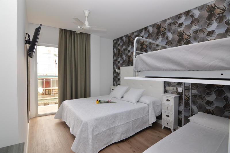 Triple Room with Balcony image 2