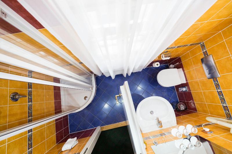 Deluxe Triple Room image 2