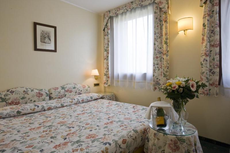 Deluxe Double Room image 2