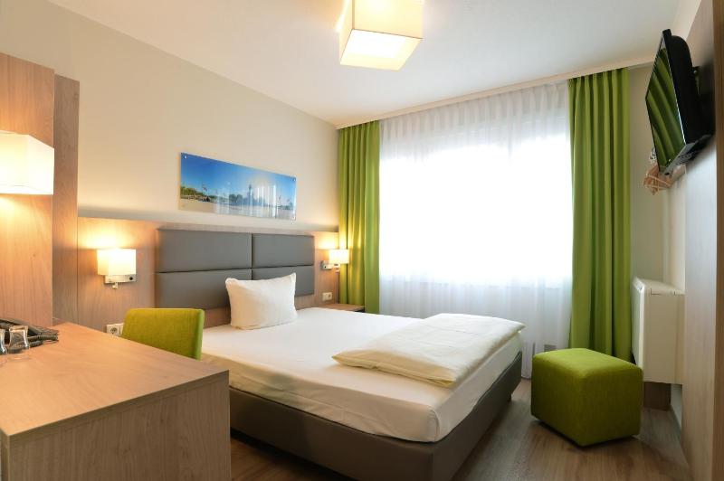 Double Room image 3