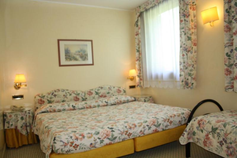 Deluxe Double Room image 3