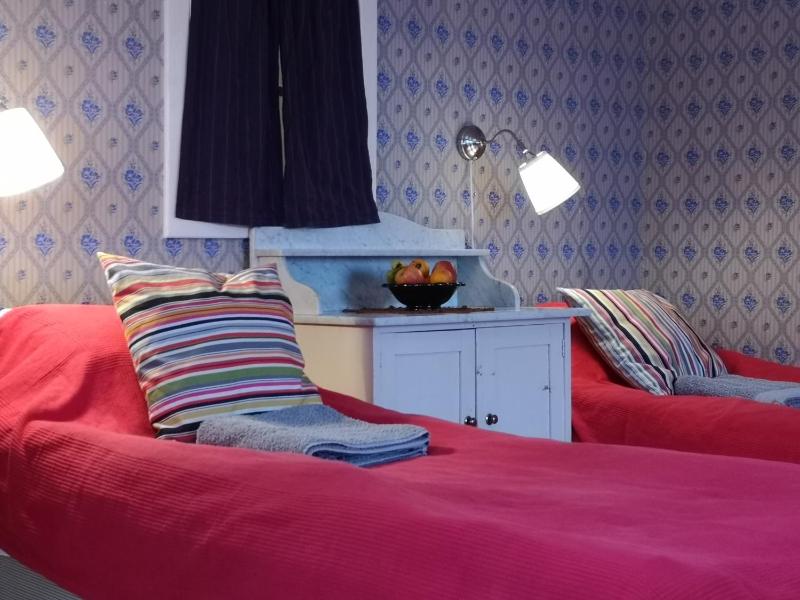 Twin Room image 4