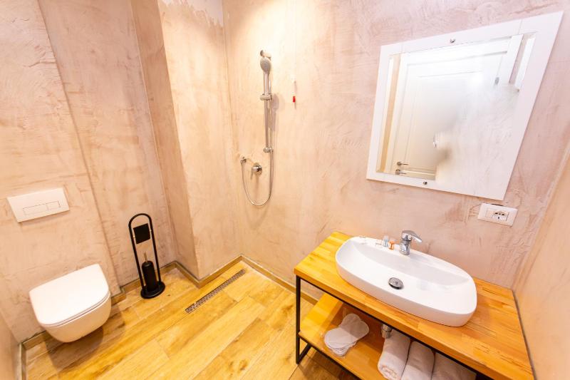 Junior Suite with Jacuzzi and Side Sea View image 2