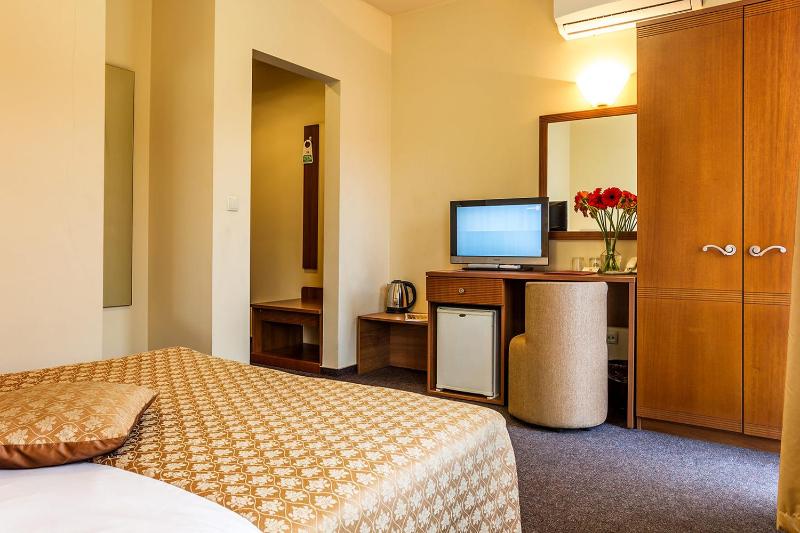 Double Room with Balcony image 2