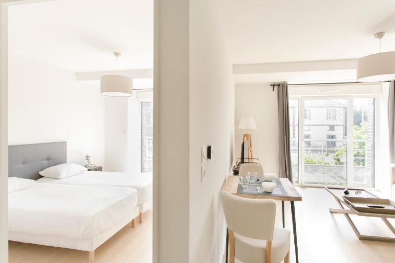 One-Bedroom Apartment Twin image 2