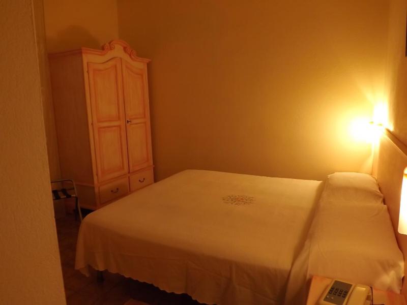 Basic Double Room image 3