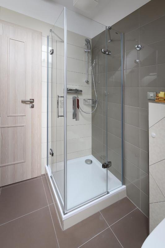 Quadruple Room with Private Bathroom image 3