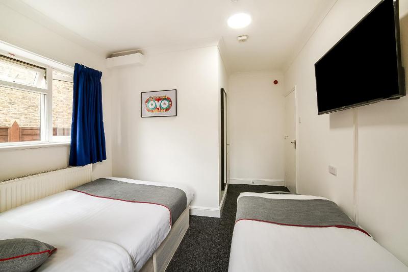 Standard Triple Room image 3