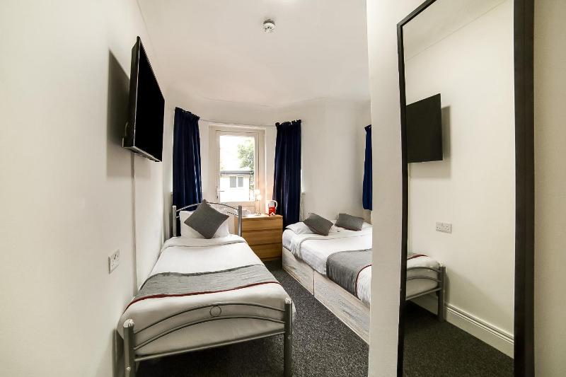 Standard Triple Room image 4