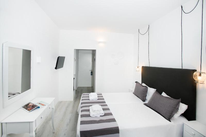 Classic Double Room image 2