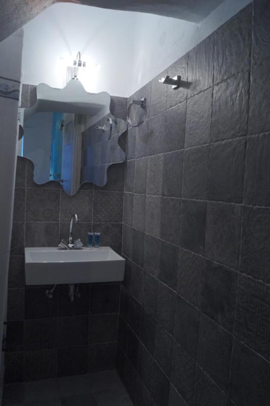 Twin Room image 4