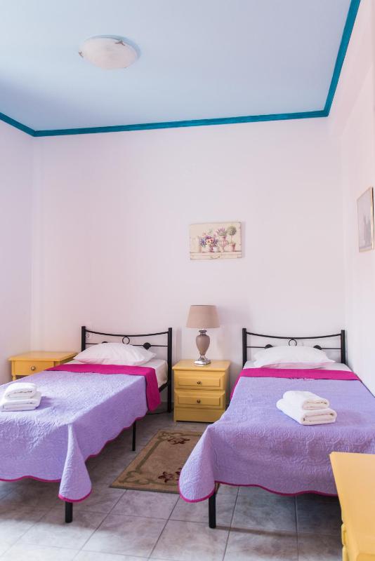 Twin Room image 3