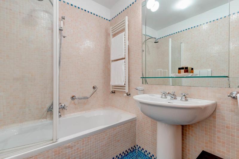Standard Double Room image 2