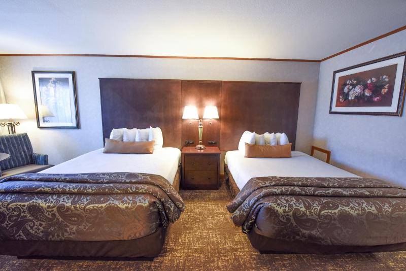 Queen Room with Two Queen Beds - Courtyard View image 1
