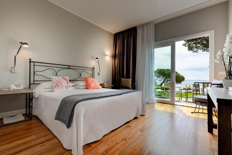 Double Room with Garden View image 1