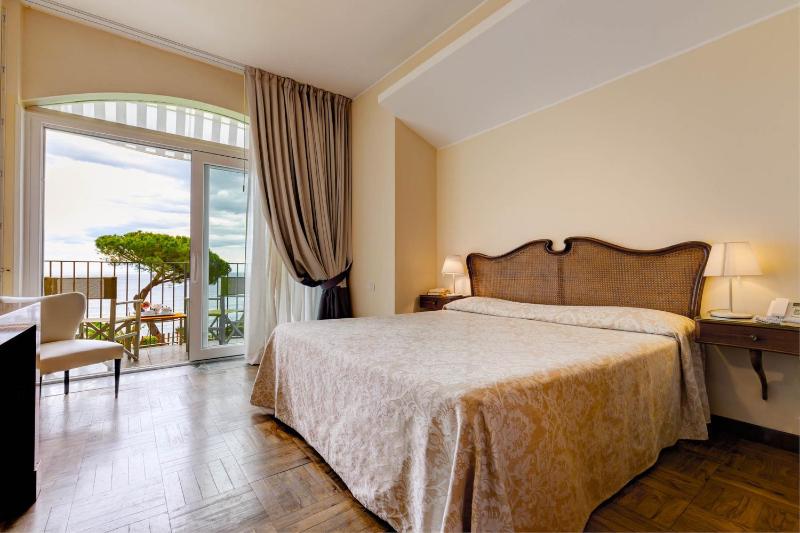 Double Room with Garden View image 4