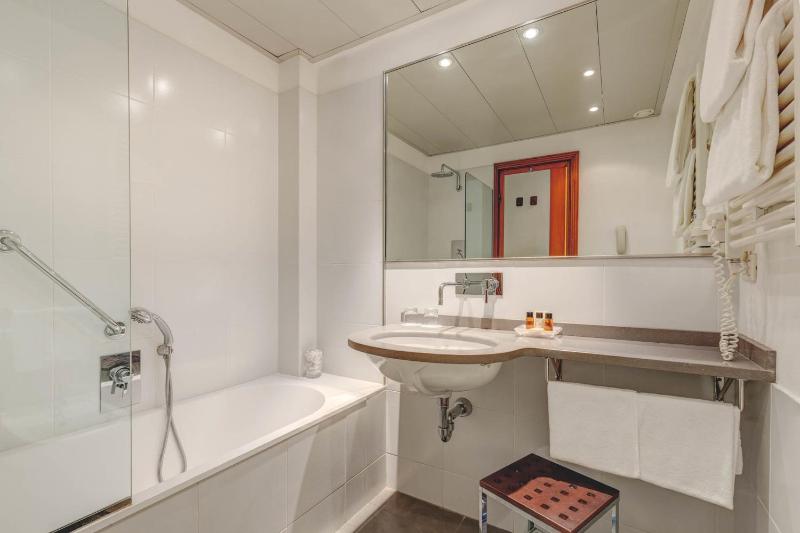 Double Room with Garden View image 3