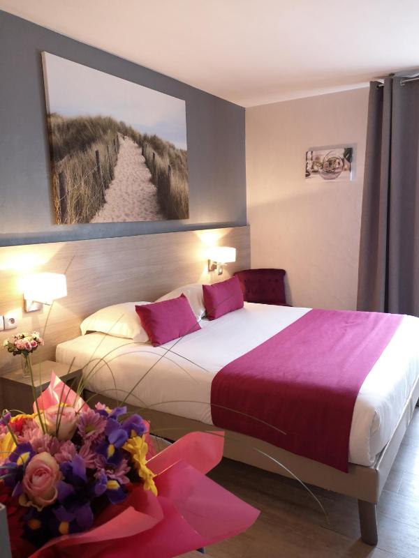 Double Room with Balcony image 2